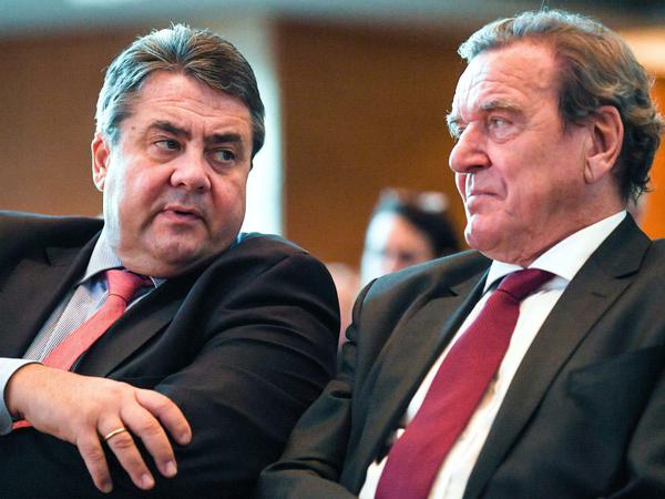 Alte Weggefährten: Sigmar Gabriel und Gerhard Schröder kennen sich lange - und haben in der SPD noch viel zu melden.
