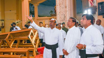 Sri Lankas Präsident Maithripala Sirisena (zweiter von rechts) besucht die St. Sebastian's church in Negombo.