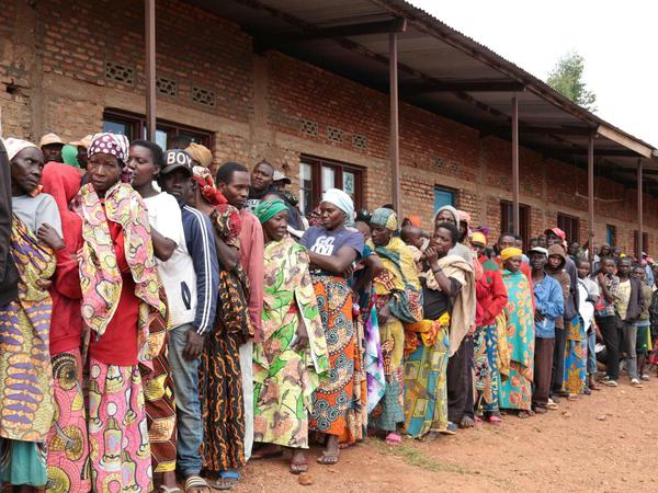Wähler in Burundi stehen Schlange. 