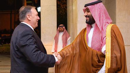 US-Außenminister Mike Pompeo (l.) könnte in Riad mit Kronprinz Mohammed bin Salman mögliche Gegenschläge erörtert haben.