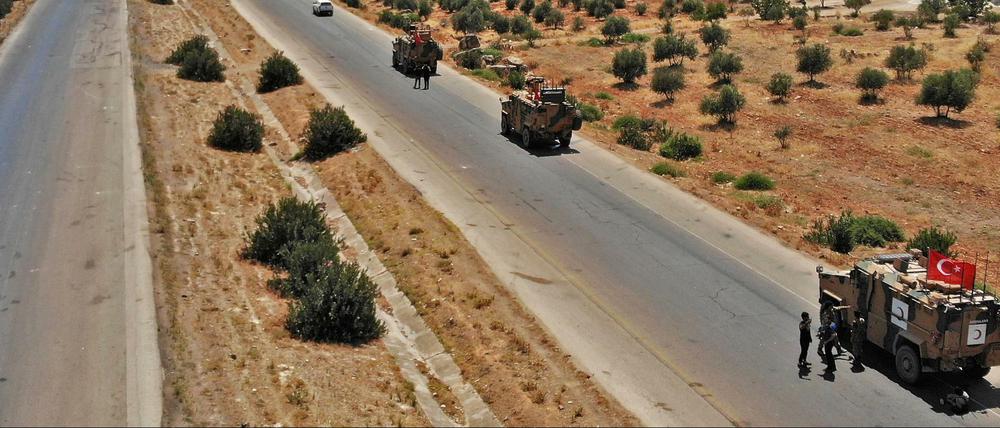 Der angegriffene türkische Militärkonvoi in der nordsyrischen Provinz Idlib.