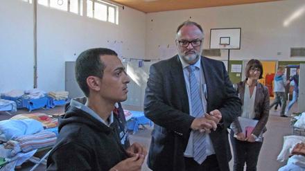 Passau Oberbürgermeister Dupper mit dem 17-jährigen Flüchtling Musa aus Damaskus.