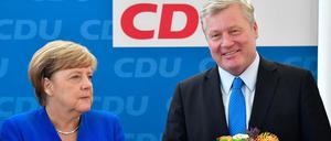Bundeskanzlerin Angela Merkel mit CDU-Spitzenkandidat Bernd Althusmann auf einer Pressekonferenz am Montag in Berlin. 