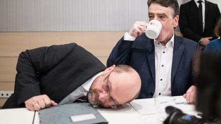 Martin Schulz versucht bei dem Treffen mit Delegierten in Dortmund eine Flasche Wasser unter dem Tisch hervorzuholen. 