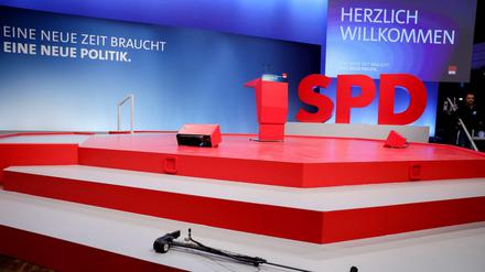 Vorbereitungen für den großen Tag: Das Bonner Konferenzzentrum kurz vor Beginn des SPD-Parteitages, der über die Aufnahme von Verhandlungen über eine große Koalition entscheiden soll. 