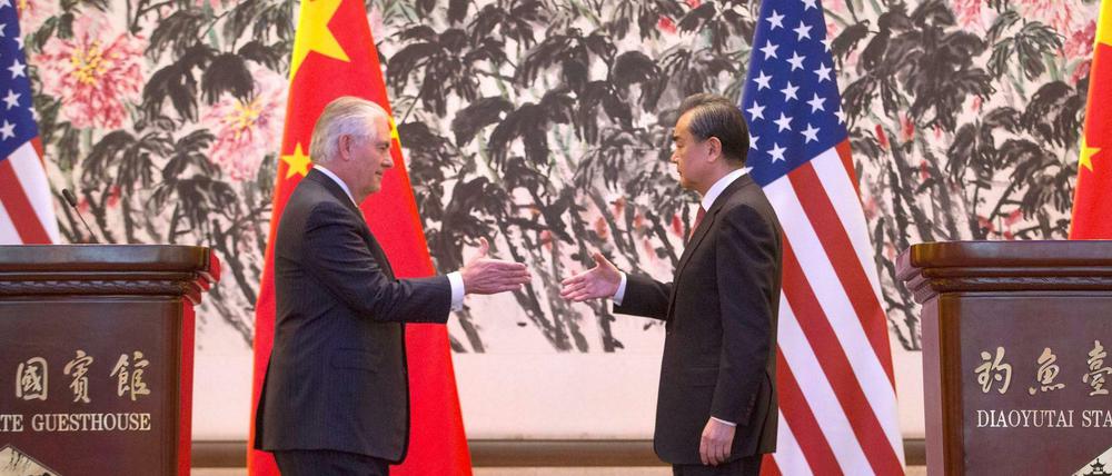 Nordkorea zwingt die USA und China zum Krisenmanagement: Die Außenminister Rex Tillerson (links) und Wang Yi.