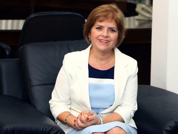 Emine Colak ist Außenministerin der Türkischen Republik Nordzypern. 