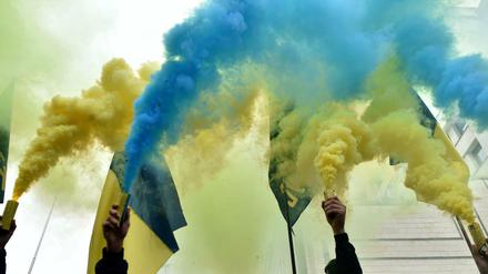 Demonstranten vor dem Verfassungsgericht in Kiew. Rauchbomben in den Farben der Nationalflagge (2.11.2020). 