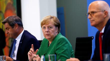 Kanzlerin Angela Merkel (CDU) mit dem bayerischen Ministerpräsidenten Markus Söder und Hamburgs Erstem Bürgermeister, Peter Tschentscher (SPD).