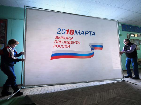Mitglieder der Wahlkommission richten in Moskau ein Wahlbüro für Sonntag ein.