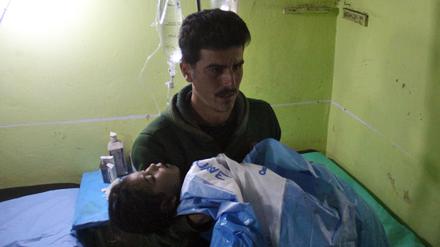 Zu den Opfern der Chemiewaffenangriffe in Syrien zählten viele Kinder - hier ein bewusstloses Kind im Krankenhaus von Chan Scheichun 2017.  