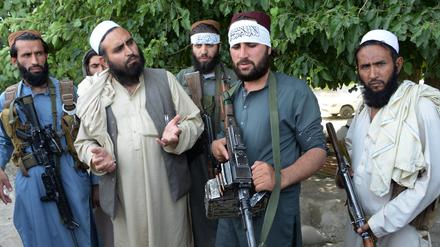 Archiv: Militante afghanische Talibankämpfer zusammen mit Zivilisten.
