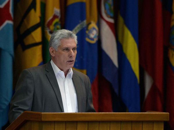 Der neue Präsident Miguel Diaz-Canel spricht im Parlament.