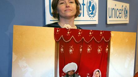 Die Fotografin Stephanie Sinclair hält ihr "UNICEF-Foto des Jahres" hoch. Der Bräutigam ist 40, die Braut elf. 