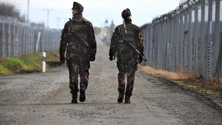 Soldaten patrouillieren entlang der ungarisch-serbischen Grenze. 