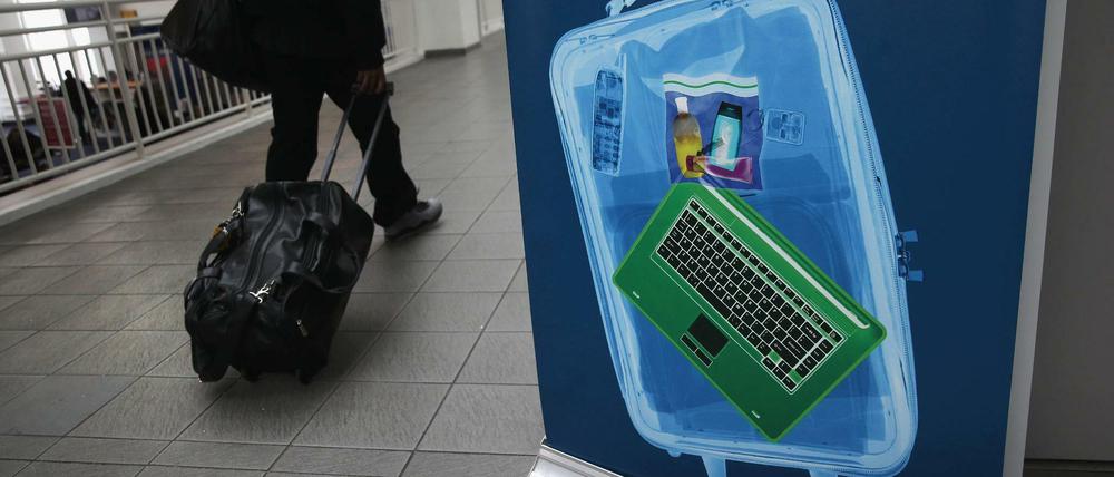 Die USA will die Mitnahme von größeren elektronischen Geräten im Handgepäck für Flüge aus bestimmten Ländern verbieten. 