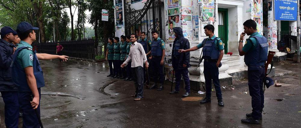 Wachposten vor dem Obersten Gericht von Bangladesch, in dem über Oppositionsführerin Khaleda Zia verhandelt wurde.