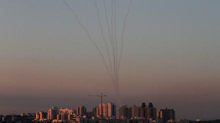 Das israelische Luftabwehrsystem Iron Dome fängt Raketen aus Gaza über der Stadt Aschkelon ab.