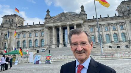 Hermann Otto Solms (FDP) an seinem letzten "Arbeitstag" nach 37 Jahren Bundestag vor dem Reichstag. 