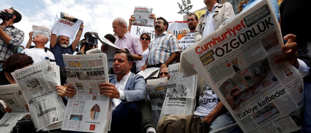 Vor dem Gericht in Istanbul wird demonstrativ die "Cumhuriyet" gelesen, gegen deren Mitarbeiter drinnen verhandelt wird.