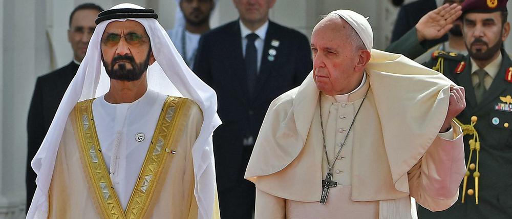 Pompöse Begrüßung: Scheich Mohammed bin Rashid al Aktoum empfängt Papst Franziskus in Abu Dhabi.