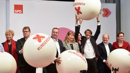 Was steckt wohl in den Ballons? Kandidatinnen und Kandidaten bei der letzten Regionalkonferenz der SPD am Samstag in München.