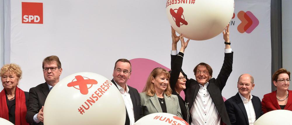 Was steckt wohl in den Ballons? Kandidatinnen und Kandidaten bei der letzten Regionalkonferenz der SPD am Samstag in München.