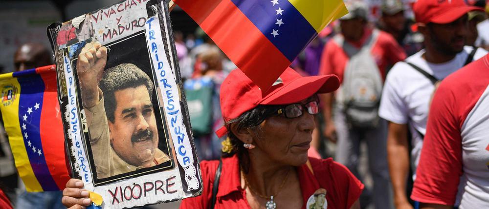 Eine Anhängerin des venezolanischen Präsidenten Maduro in Caracas