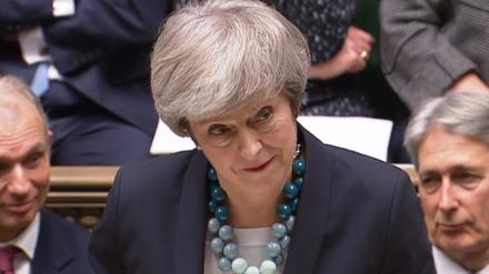 Die britische Premierministerin Theresa May verkündet im Unterhaus die Verschiebung der Brexit-Abstimmung.