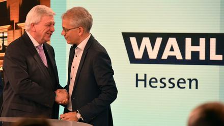 Hand drauf: CDU-Ministerpräsident Volker Bouffier (links) und sein grüner Koalitionspartner Tarek Al-Wazir.
