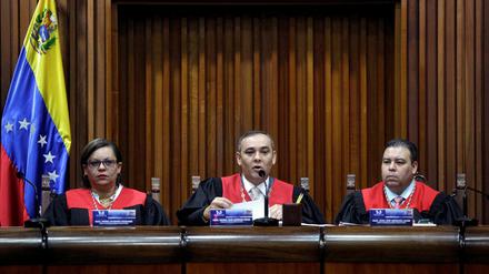 Venezuelas Oberster Gerichtshof hat dem von der Opposition dominierten Parlament die Kompetenzen entzogen.
