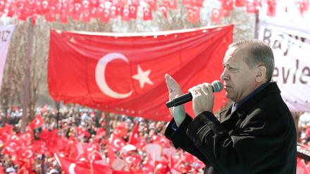 Der türkische Präsident Recep Tayyip Erdogan - hier bei einem Auftritt am vergangenen Wochenende in Gaziantep im Südosten der Türkei - will in Nordrhein-Westfalen für seine umstrittene Verfassungsreform werben. 