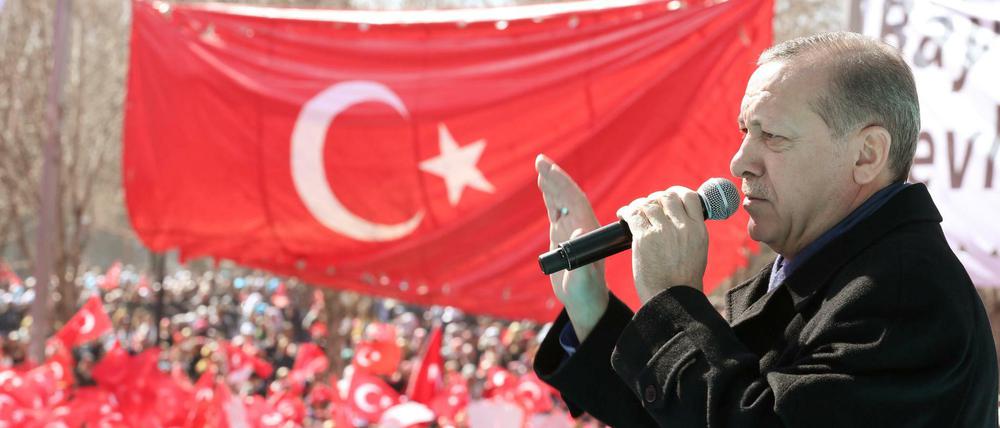 Der türkische Präsident Recep Tayyip Erdogan - hier bei einem Auftritt am vergangenen Wochenende in Gaziantep im Südosten der Türkei - will in Nordrhein-Westfalen für seine umstrittene Verfassungsreform werben. 