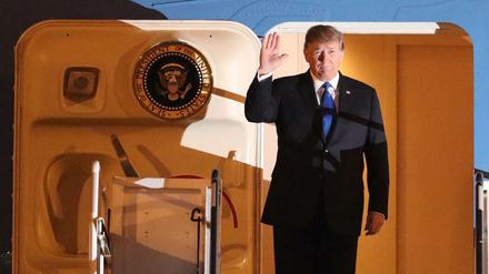 US-Präsident Donald Trump kommt mit der Air Force One in Hanoi an. 