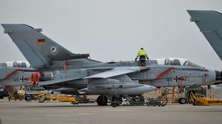 Ein Techniker wartet einen deutschen Tornado auf dem Luftwaffenstützpunkt Incirlik. 