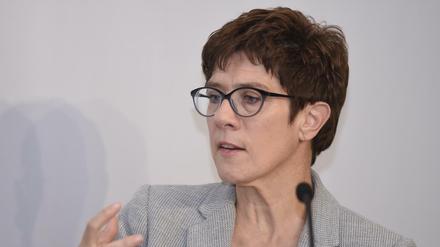 Es dürften keine zwei gleichwerte Zugangsmöglichkeiten in den deutschen Arbeitsmarkt entstehen, sagte CDU-Generalsekretärin Kramp-Karrenbauer in Berlin. 