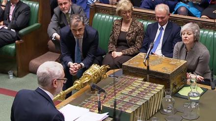  Regierungschefin Theresa May und Oppositionsführer Jeremy Corbyn in der Parlamentsdebatte über den Brexit