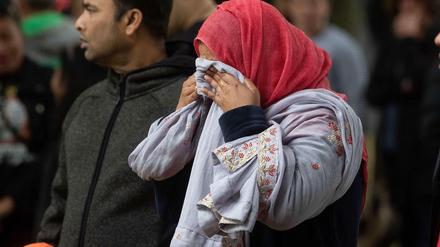Menschen trauern vor einer Moschee in Christchurch