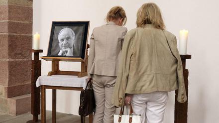 Ein Kondolenzbuch für Helmut Kohl im Dom zu Speyer 