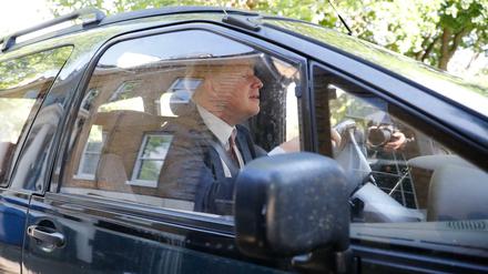 Boris Johnson in seinem Toyota. Der parkt womoglich bald vor 10 Downing Street.