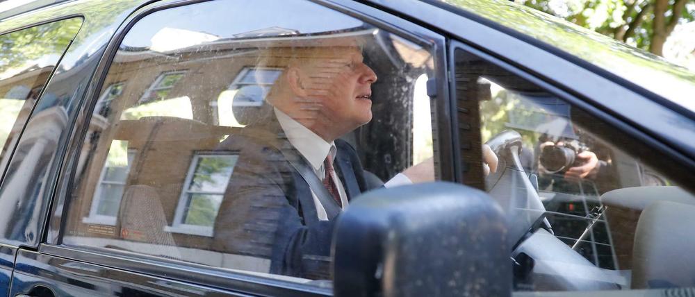 Boris Johnson in seinem Toyota. Der parkt womoglich bald vor 10 Downing Street.