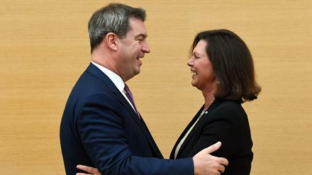 Landtagspräsidentin Ilse Aigner (CSU) gratuliert Markus Söder (CSU) zur Wiederwahl als Ministerpräsident. 