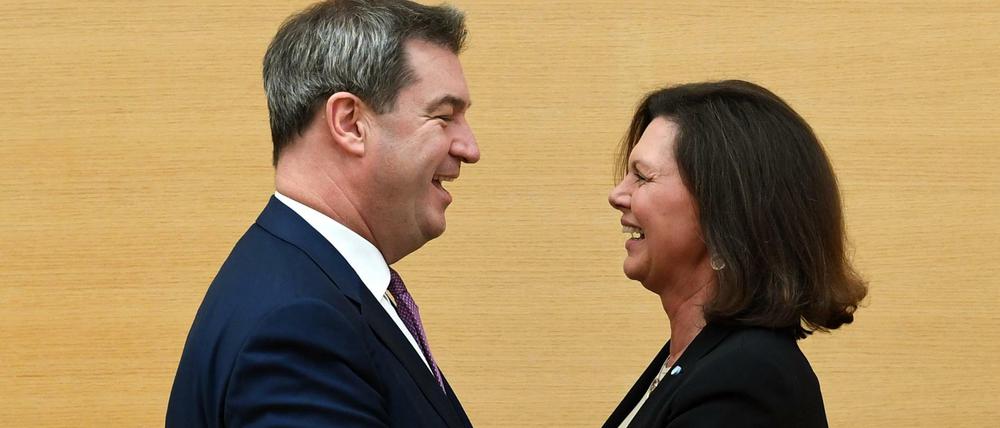 Landtagspräsidentin Ilse Aigner (CSU) gratuliert Markus Söder (CSU) zur Wiederwahl als Ministerpräsident. 