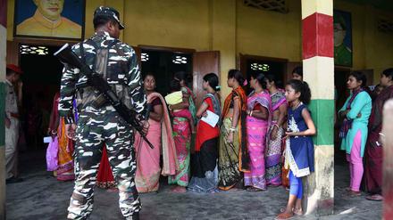 Sicherheitskräfte bewachen ein Wahllokal. 