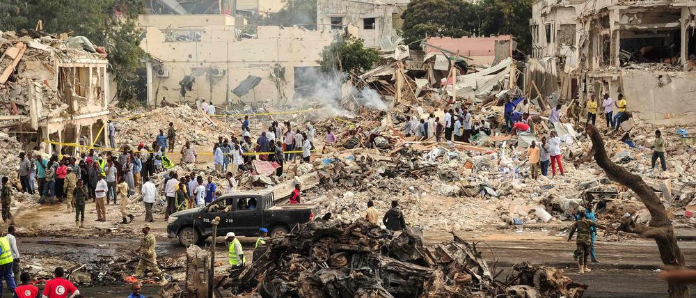 Nach dem Bombenanschlag sieht das betroffene Viertel in Mogadischu aus wie ein Kriegsgebiet.