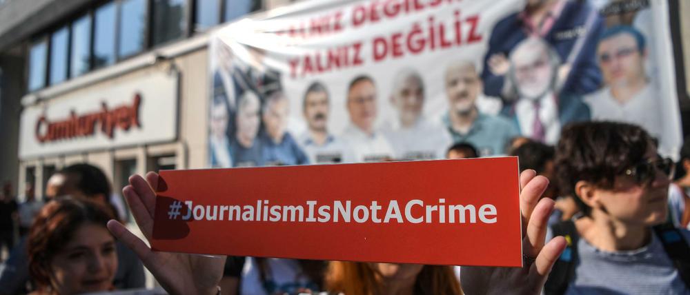 "Journalismus ist kein Verbrechen" steht auf dem Banner von Demonstranten in der Türkei am Montag. Sieht Erdogan das genauso? 