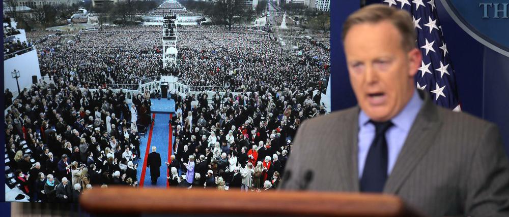 Trumps Sprecher Sean Spicer mit einem Bild von der Inauguration.