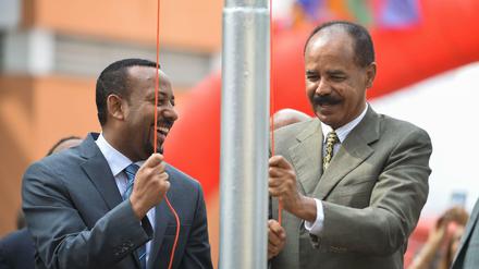 Der äthiopische Premier Abiy Ahmed (links) und der Präsident von Eritrea, Isaias Afeworki, bei der Eröffnung der Botschaft.