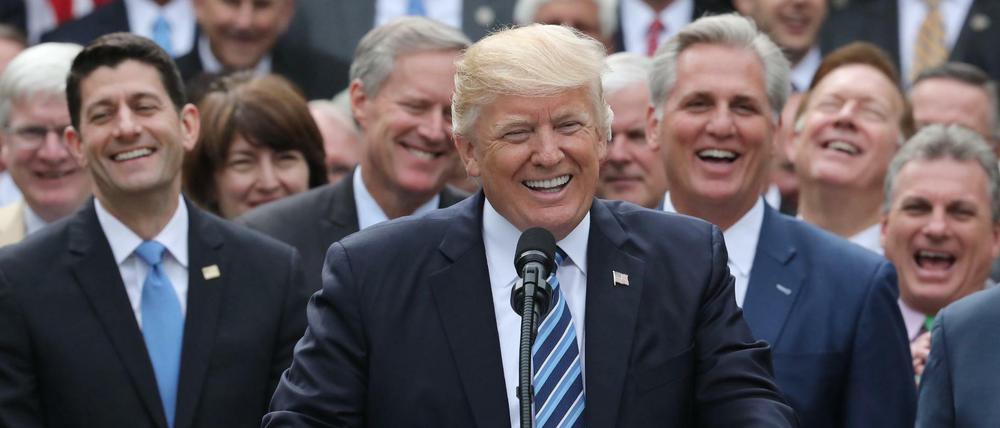 Donald Trump feiert mit Republikanern das Votum des Repräsentantenhauses gegen Obamacare. 