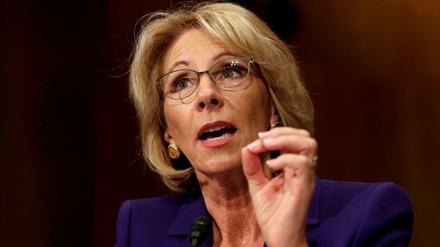 Betsy DeVos ist nur denkbar knapp als neue US-Bildungsministerin bestätigt worden.